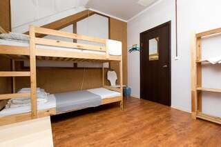 Гостиница Хостел Ривьерский Сочи Кровать в общем 4-местном номере для мужчин и женщин-2