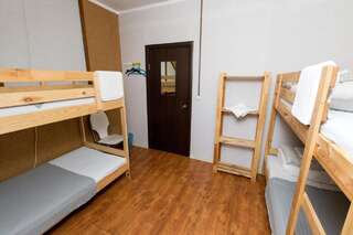 Гостиница Хостел Ривьерский Сочи Кровать в общем 4-местном номере для мужчин и женщин-4