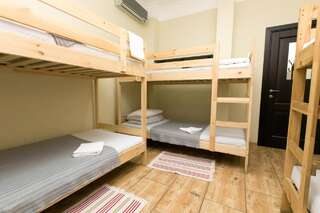 Гостиница Хостел Ривьерский Сочи Кровать в общем 6-местном номере для мужчин и женщин-4
