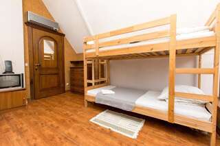 Гостиница Хостел Ривьерский Сочи Кровать в общем 6-местном номере для мужчин и женщин-7
